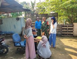 Babinsa Kel Sukodadi Monitoring Kegiatan Pembagian Daging Ayam Bagi Masyarakat Kurang Mampu