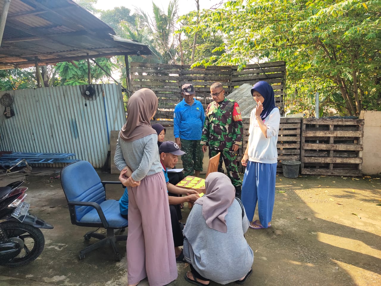 Babinsa Kel Sukodadi Monitoring Kegiatan Pembagian Daging Ayam Bagi Masyarakat Kurang Mampu 1