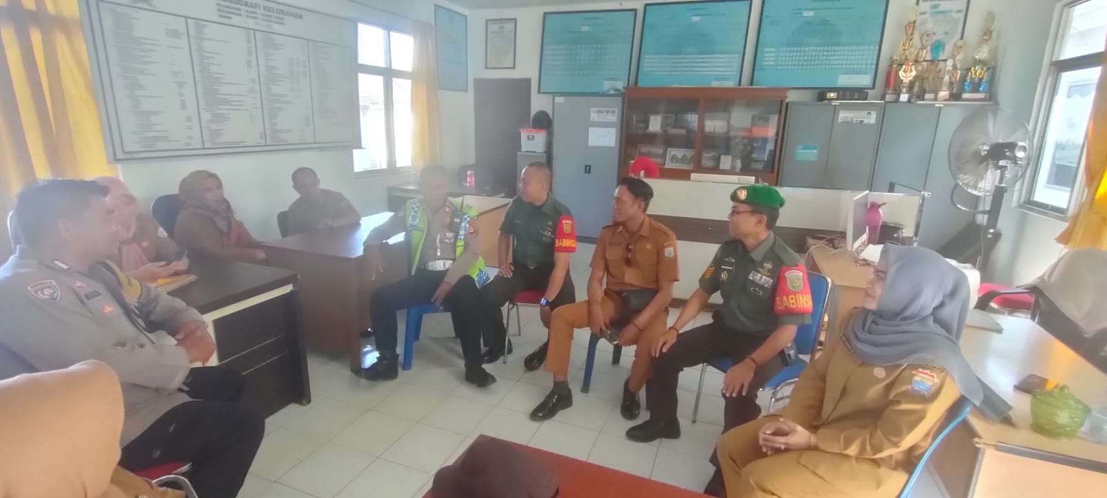Cegah Tawuran Serma M Agus Wijaya Bersama Unsur Tiga Pilar Ajak Ketua RT Dan RW Himbau Warga Untuk Memperhatikan Anak Remaja Untuk Tidak Keluar Malam 1