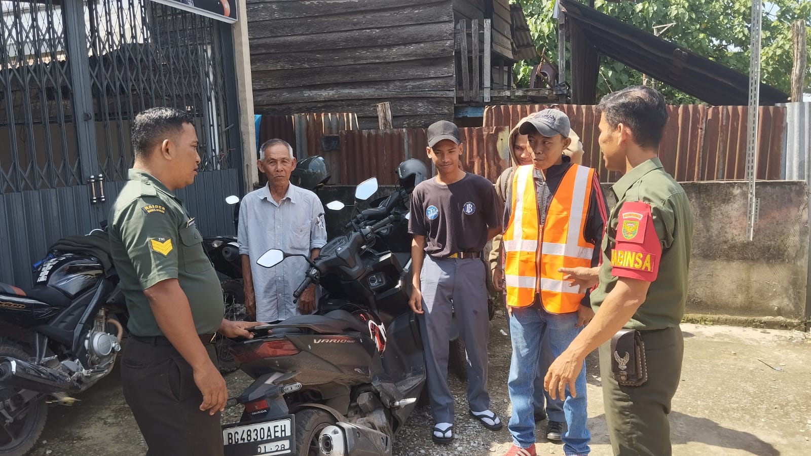 Antisipasi Tindak Pencurian Kendaraan Bermotor Babinsa Komsos Bersama Tukang Parkir 1
