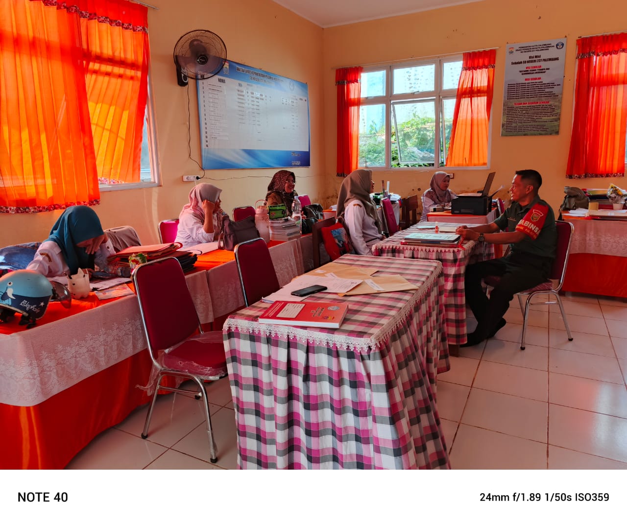 Sertu Naja Komsos Bersama Para Guru Ajak Himbau Siswa-siswi Untuk Menjaga Kebersihan Lingkungan 1