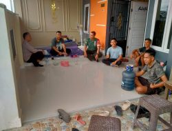 Sambangi Warga Babinsa Talang Betutu Bersama Bhabinkamtibmas Ajak Warga Jaga Kamtibmas dan Kebersihan Lingkungan