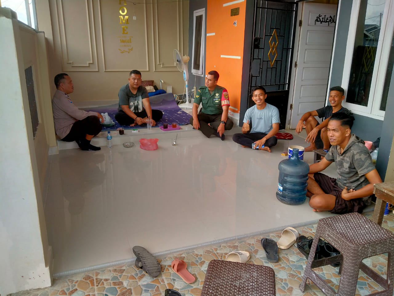Sambangi Warga Babinsa Talang Betutu Bersama Bhabinkamtibmas Ajak Warga Jaga Kamtibmas dan Kebersihan Lingkungan 1