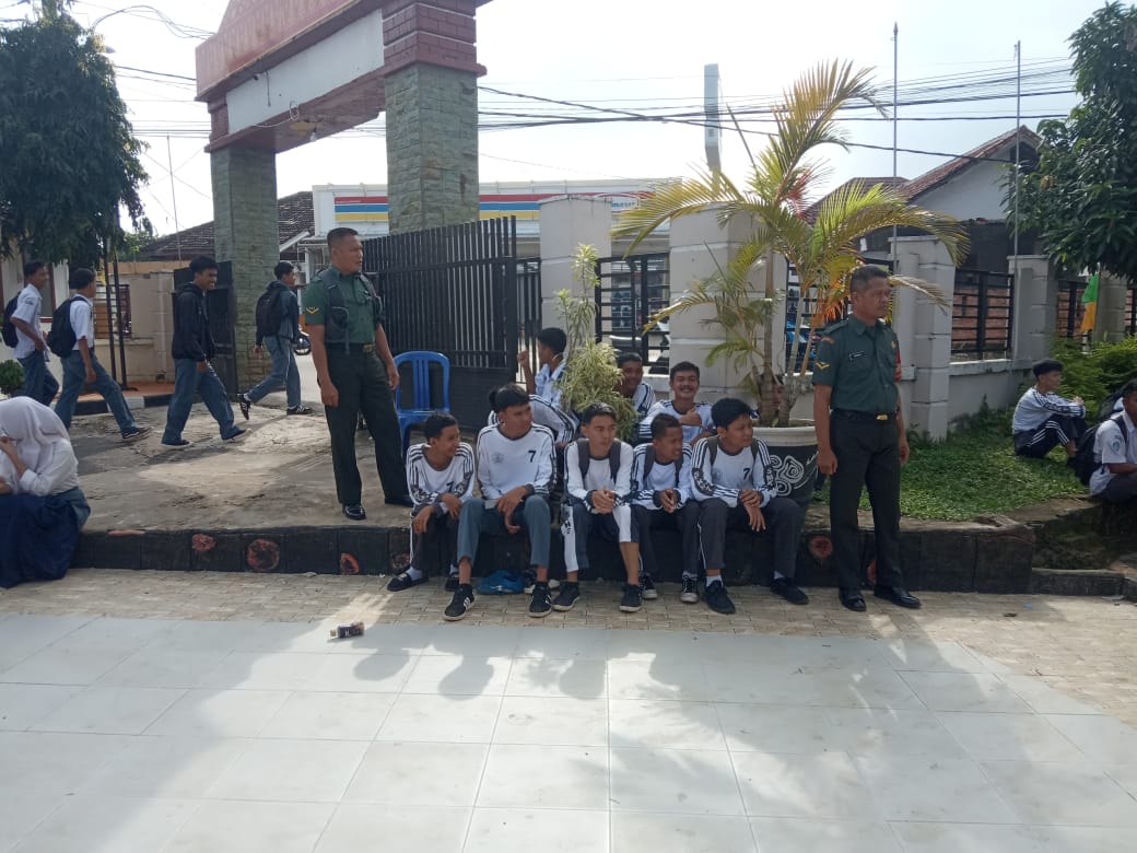 Cegah Tawuran Babinsa Sukarami Himbau Siswa -Siswi SMK N 7 Plg Tidak Keluar Dari Lingkungan Sekolah Saat Pelaksanaan Clasmeeting 1