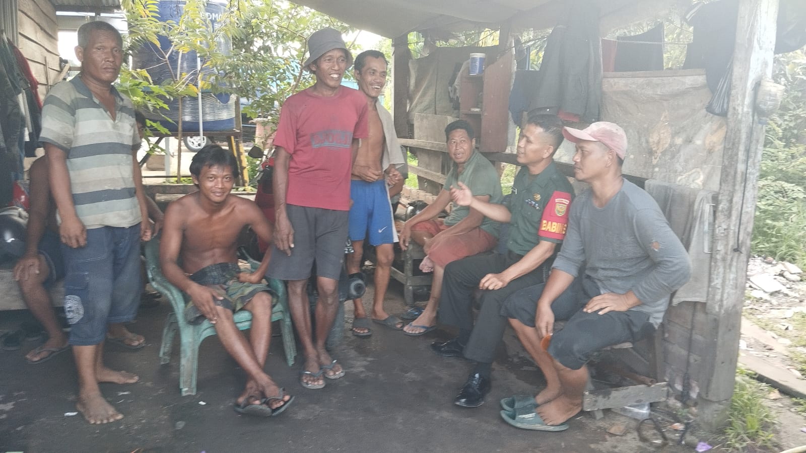 Wujud Kebersamaan Babinsa Kel Karya Baru Komsos Bersama Buruh Harian Lepas 1