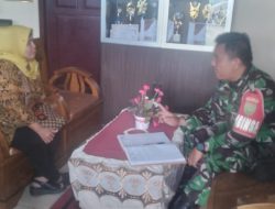 Babinsa Talang Kelapa Komsos Bersama Guru Bahas Kamtibmas Disekolah