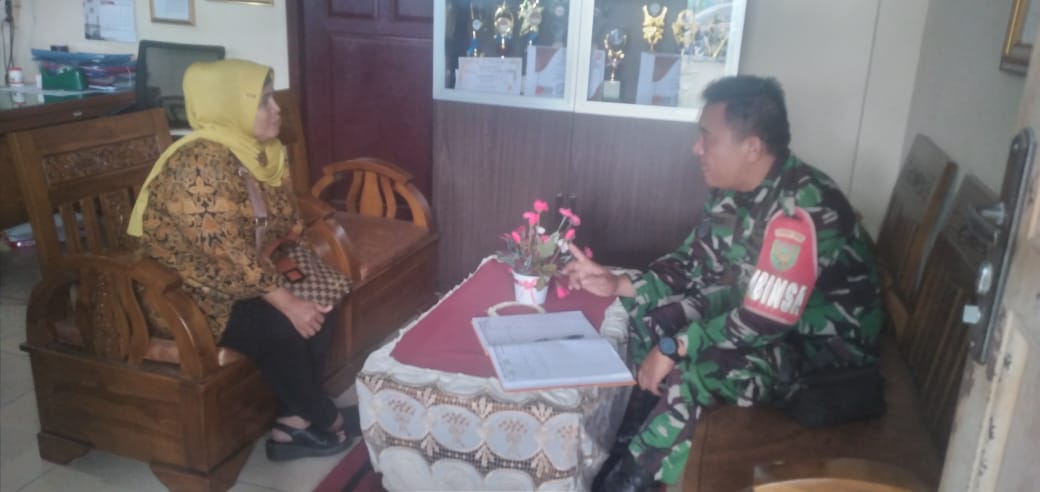 Babinsa Talang Kelapa Komsos Bersama Guru Bahas Kamtibmas Disekolah 1
