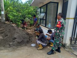 Bentuk Kemanunggalan TNI Babinsa Kebun Bunga Dampingi Tim PUPR Yang Sedang Perbaiki Parit