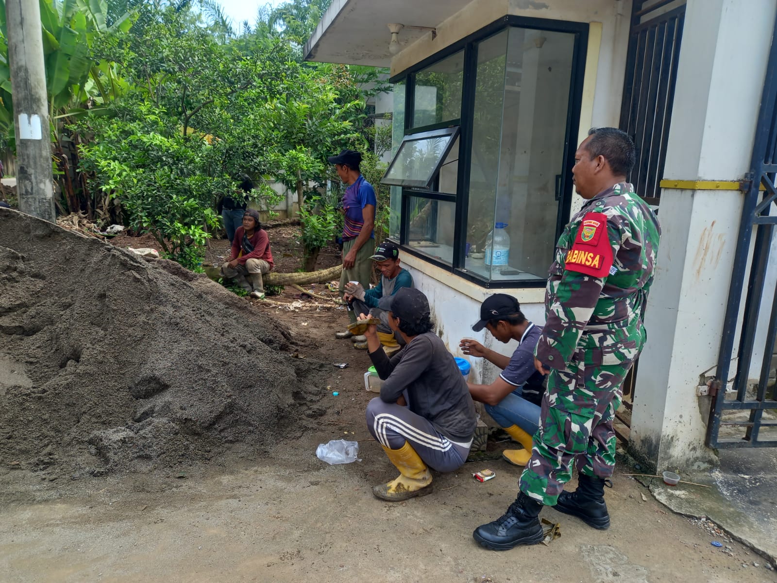 Bentuk Kemanunggalan TNI Babinsa Kebun Bunga Dampingi Tim PUPR Yang Sedang Perbaiki Parit 1