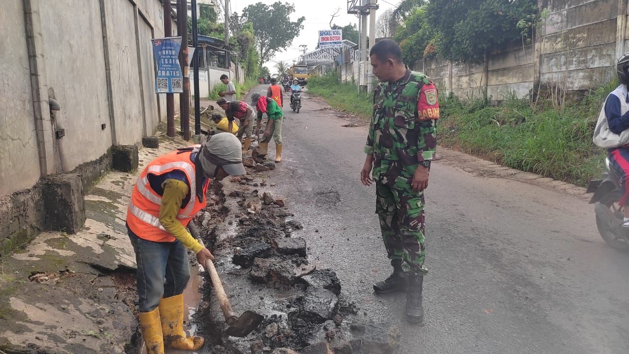 Babinsa Kel Sukajaya Mendampingi Tim PUPR Dalam Perbaikan Jalan 1