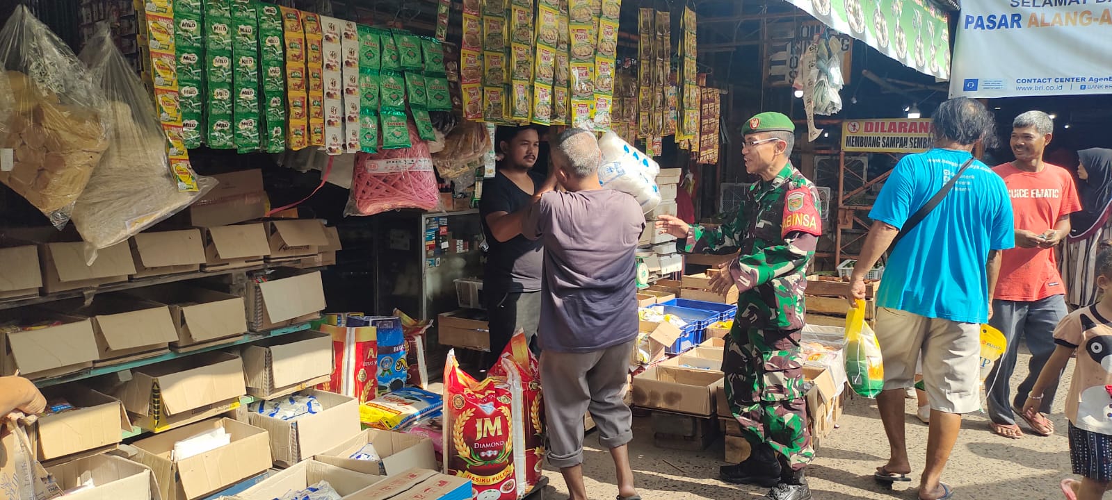 Jelang Idul Adha Babinsa Koramil 418-07/Sukarami Monitor dan Cek Harga Bahan Pokok 1