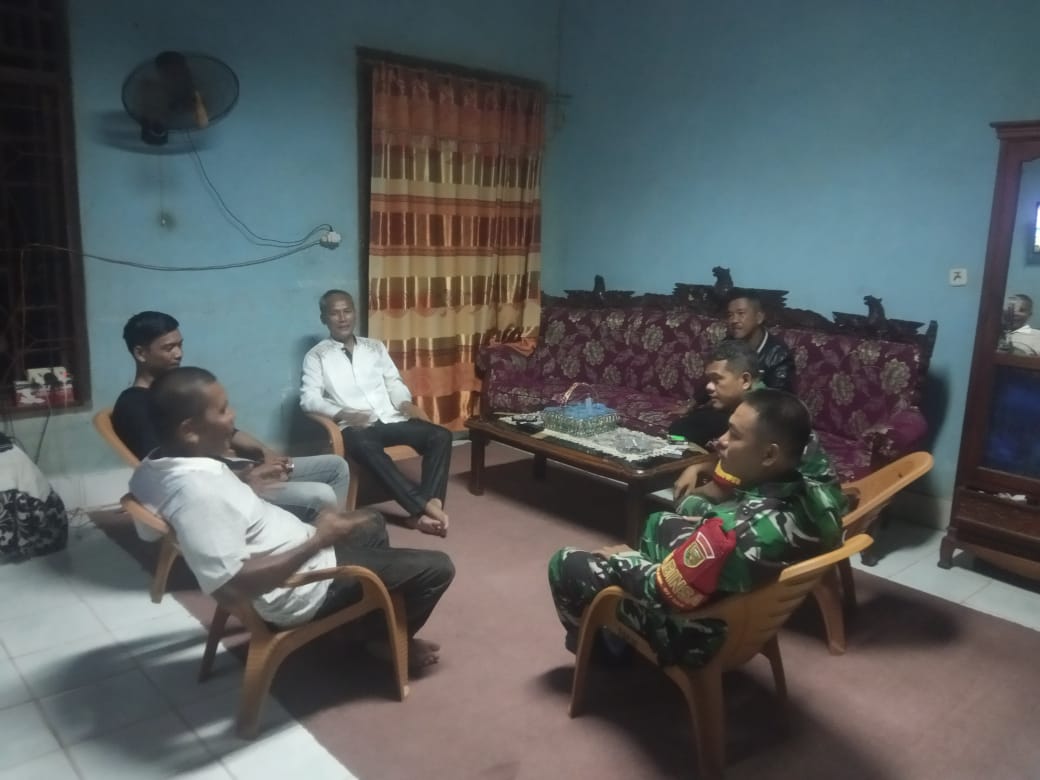 Babinsa Sukarami Bersama Ketua RT Bantu Menyelesaikan Perselisihan Warga 1