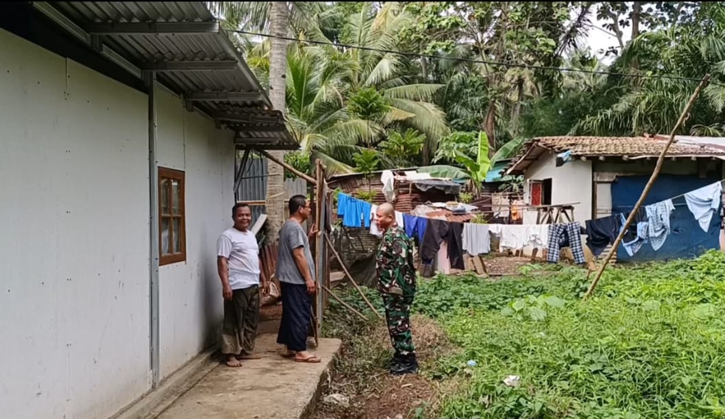 Babinsa 1 Ilir Komsos Bersama Warga Himbau Jaga Kebersihan Lingkungan Agar Terhindar Dari DBD 1