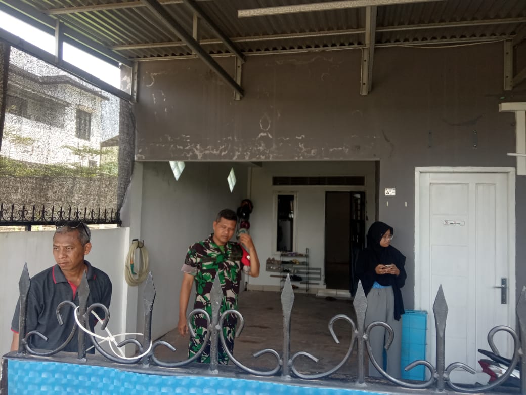 Babinsa Kel Sukarami Bersama Aparatur Kelurahan Datangi Rumah Warga Korban Percobaan Pencurian 1