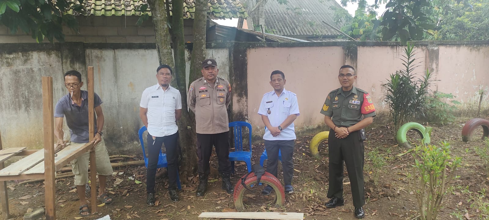 Babinsa Bersama Tiga Pilar Kompak Semai Bibit Cabe Dalam Rangka Penilaian Lomba PKK kota Palembang 1