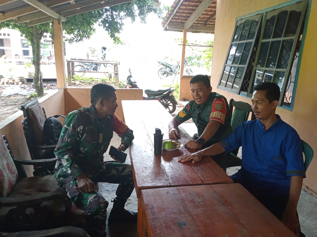 Babinsa Talang Kelapa Komsos Bersama Ketua RT Himbau Tingkatkan Kamtibmas Dan Gotong Royong 1