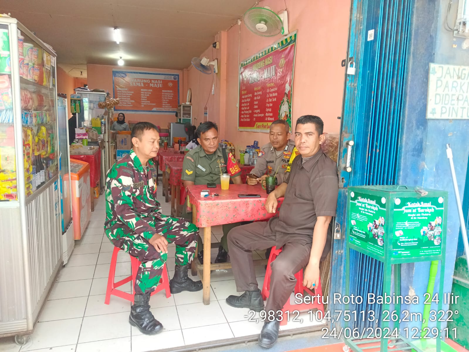 Komsos Bersama Security Babinsa 24 Ilir Himbau Agar Meningkatkan Kewaspadaan Dalam Bertugas 1
