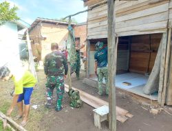 Babinsa Bersama Warga Gotong Royong Bangun Rumah RTLH Milik Bapak Eka