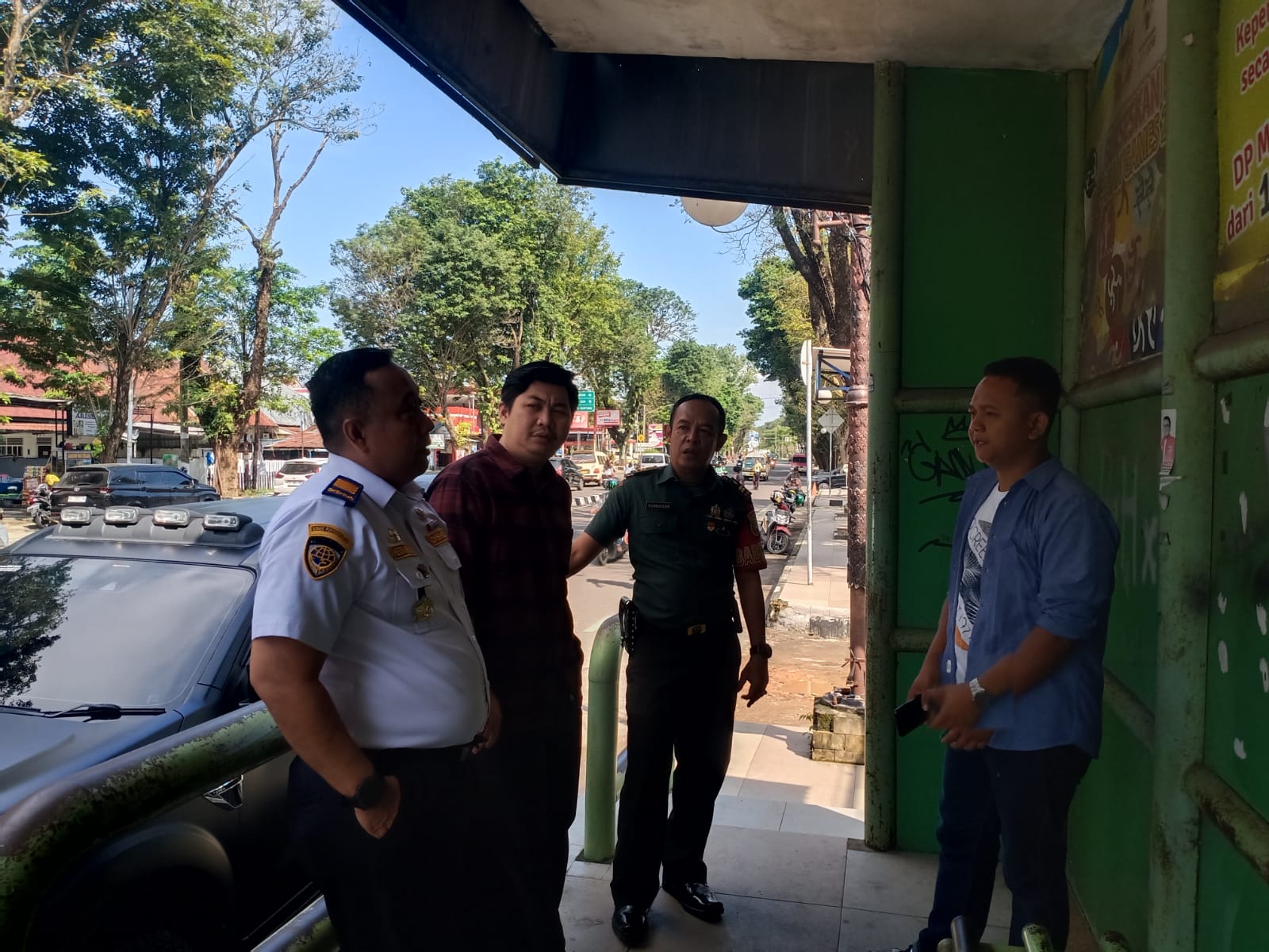 Babinsa Kel Talang Semut Komsos Bersama Pegawai Dishub dan Masyarakat Selalu Berhati-hati dan Perhatikan Barang Bawaan 1