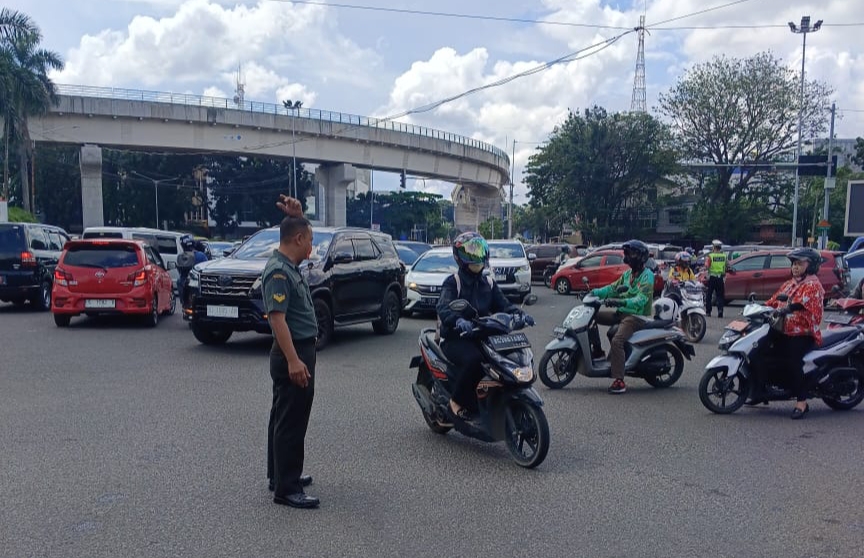 Babinsa 24 Ilir Sertu Roto Gerak Cepat Bantu Urai Kemacetan Akibat Lampu Rambu-rambu Lalulintas Mati 1