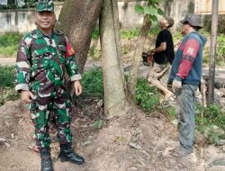 Jumat Bersih Babinsa Srijaya Koramil 418-07/Sukarami Gotong Royong Bersama Warga
