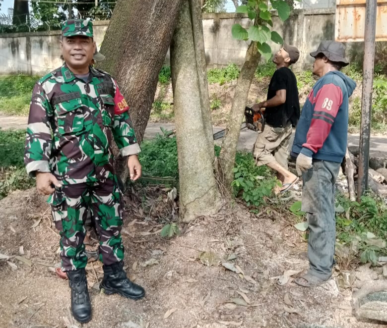 Jumat Bersih Babinsa Srijaya Koramil 418-07/Sukarami Gotong Royong Bersama Warga 1