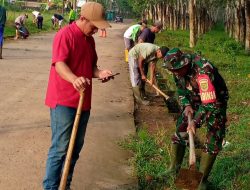 Bentuk Kemanunggalan TNI,Babinsa Kel Bukit Baru Ikut Gotong Royong Tingkat Kecamatan Bersama Warga Masyarakat