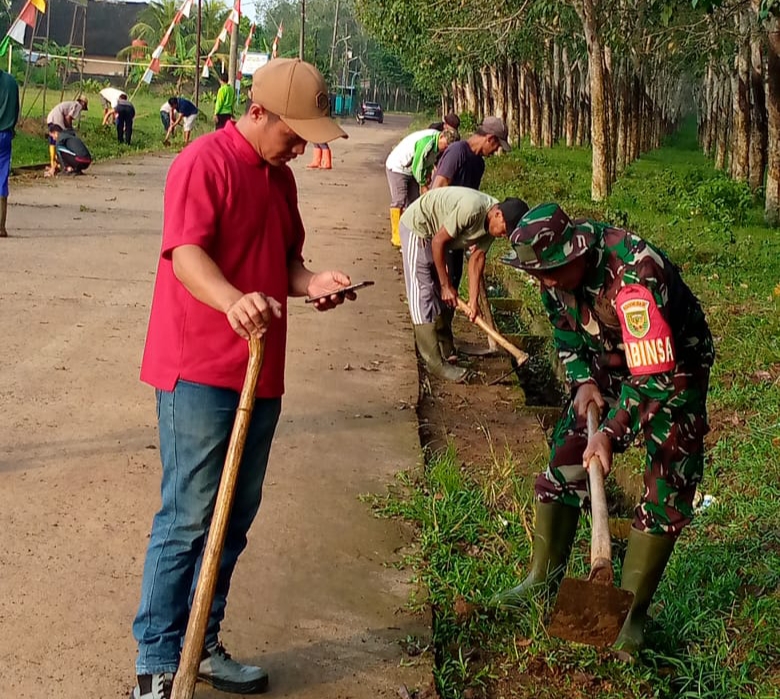 Bentuk Kemanunggalan TNI,Babinsa Kel Bukit Baru Ikut Gotong Royong Tingkat Kecamatan Bersama Warga Masyarakat 1