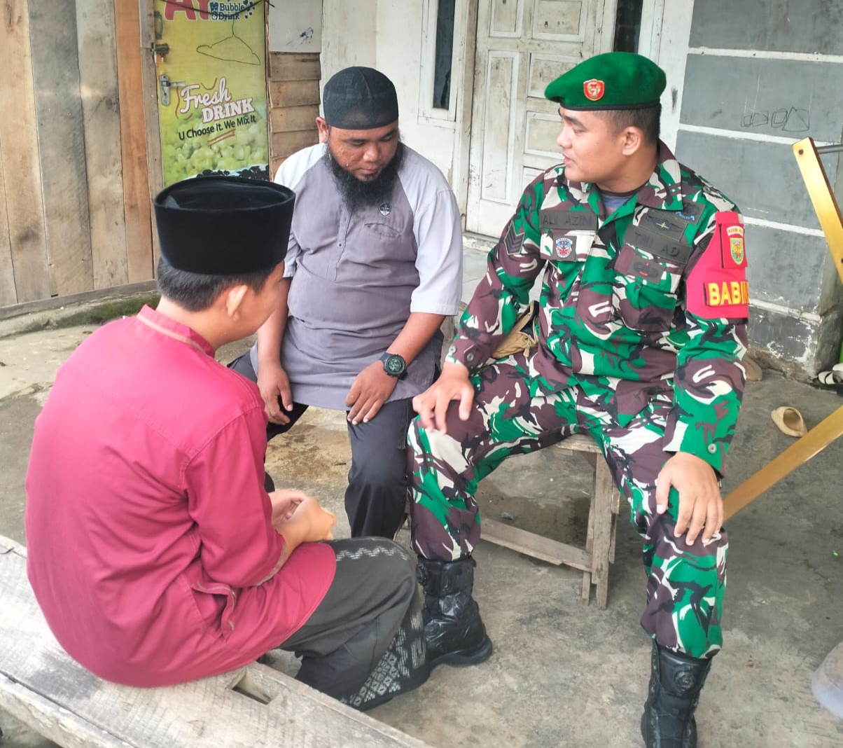 Cegah DBD Babinsa Kebun Anjangsana Bersama Warga Himbau Jaga Kebersihan Lingkungan 1