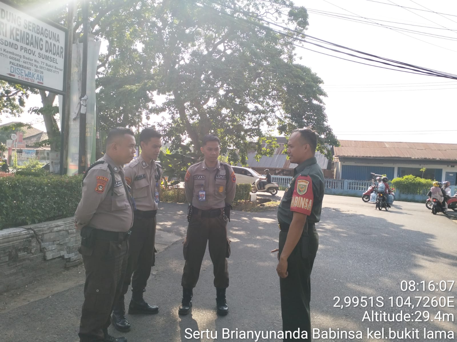 Tak Bosan -bosan Babinsa Kel Bukit Lama Sambangi Wilayah Binaan Himbau Security Agar Selalu Maksimalkan Patroli 1