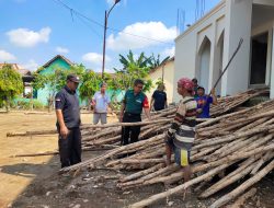 Babinsa Kel Sukodadi Bersama Warga Gotong Royong Bongkar dan Angkut Kayu Gelam Bekas Di Masjid Nurul Yakin
