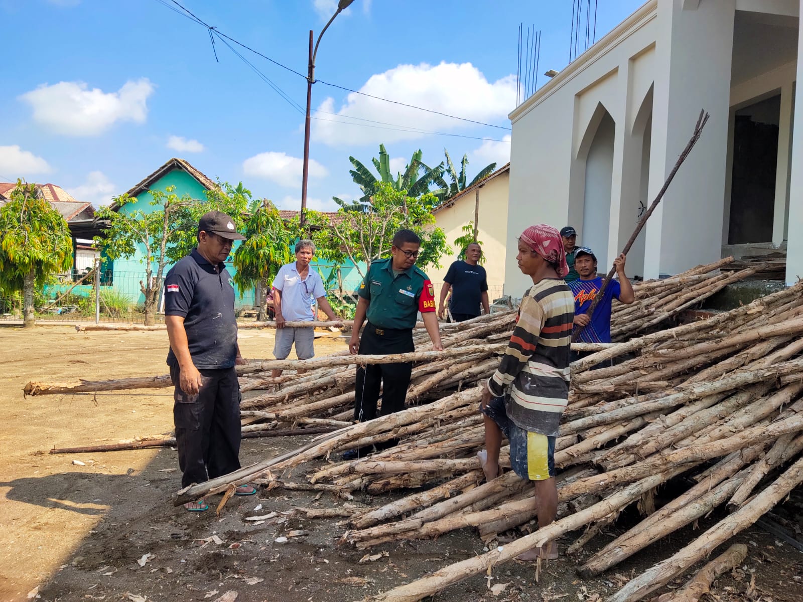 Babinsa Kel Sukodadi Bersama Warga Gotong Royong Bongkar dan Angkut Kayu Gelam Bekas Di Masjid Nurul Yakin 1