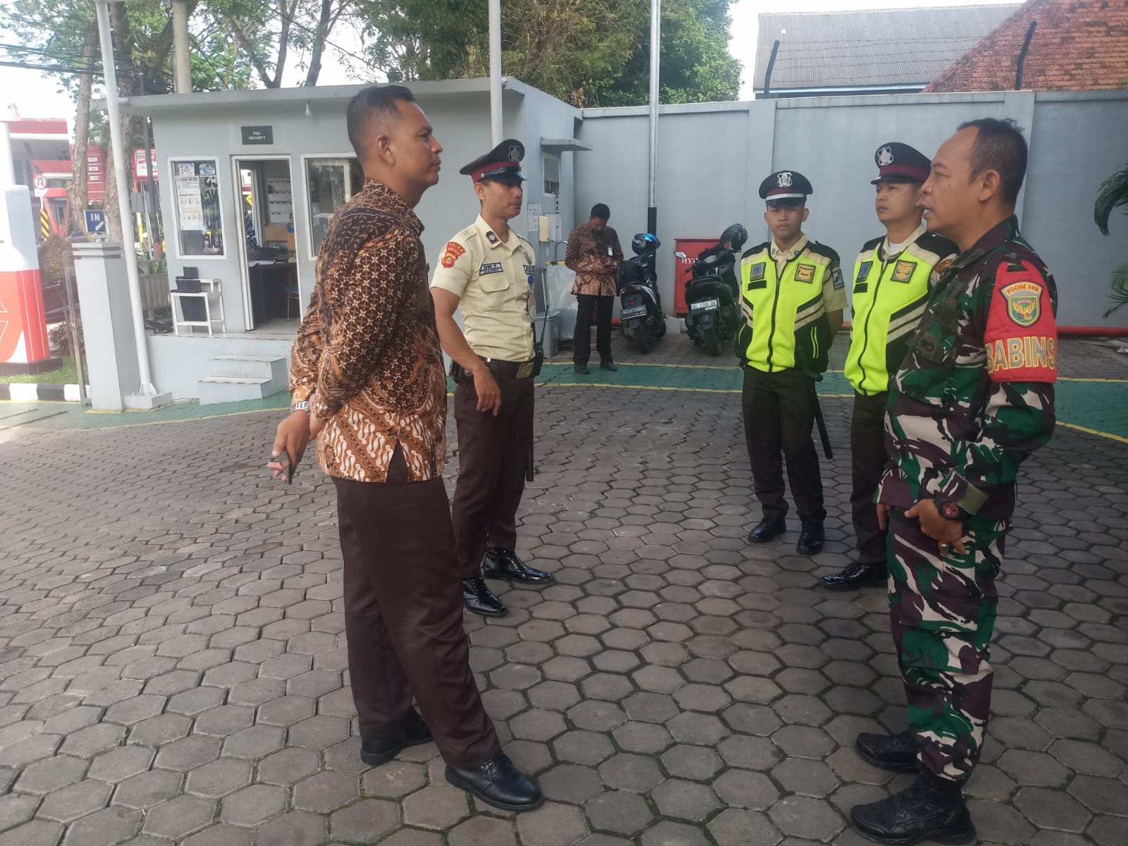 Ciptakan Kamtibmas Di Wilayah Binaan Babinsa Komsos Bersama Security 1