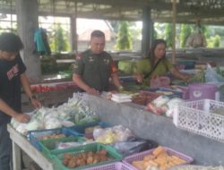 Babinsa Kel Talang Jambe Komsos Bersama Pedagang Pasar Cek Harga Bahan Pokok Dan Himbau Kebersihan Lingkungan