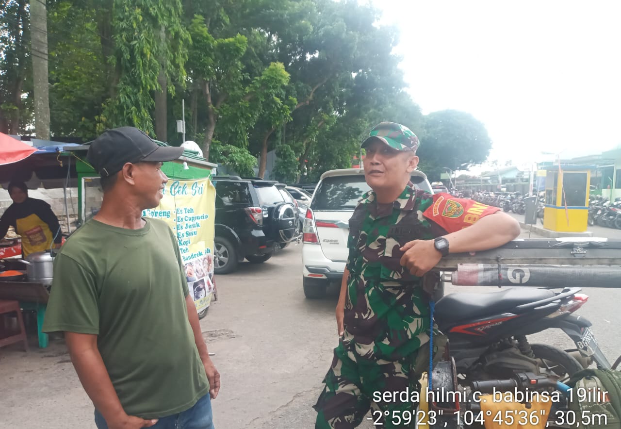 Babinsa 19 Ilir Komsos Bersama Juru Parkir Himbau Jaga Faktor Keamanan Dan Pantau Terus Kendaraan Yang Parkir 1