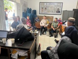 Babinsa Kel Srijaya Bersama Tiga Pilar Ajak Ketua RT Himbau Warga Untuk Selalu Bergotong Royong Dan Jaga Kamtibmas