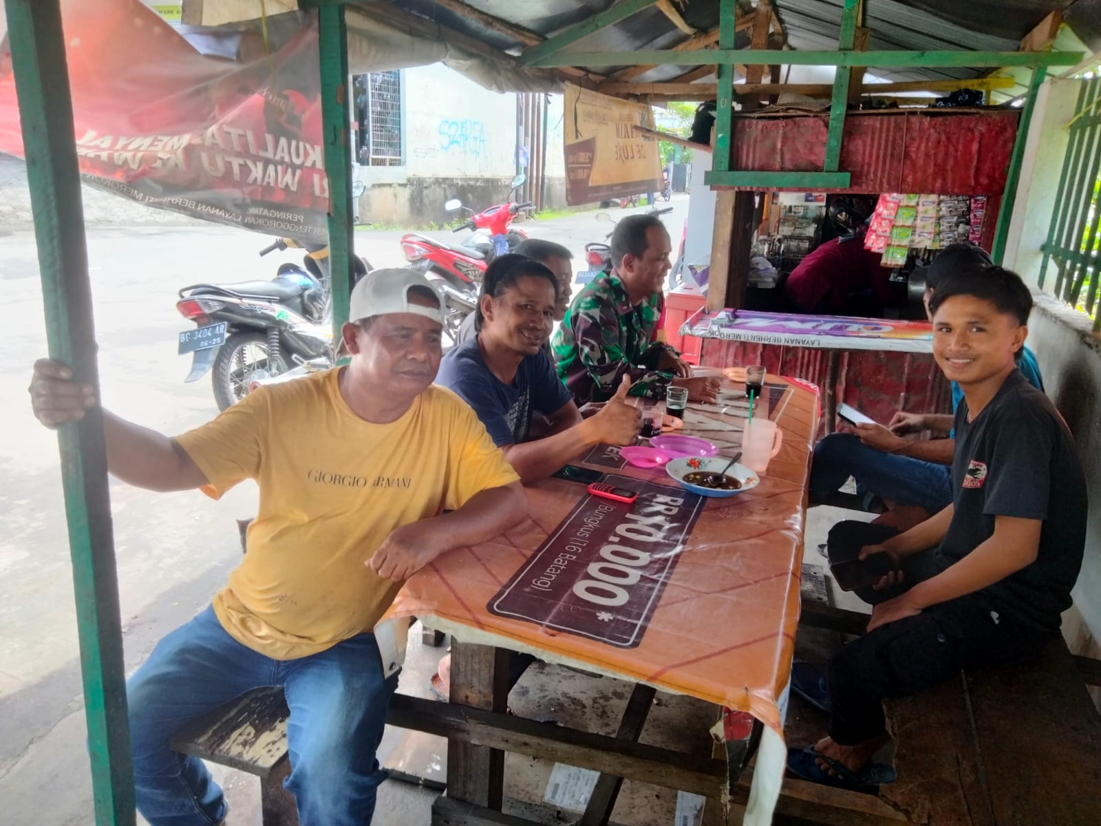 Memanfaatkan Warung Kopi Babinsa Kel 5 Ilir Komsos Bersama Warga Bahas Kebersihan , Keamanan,dan Masalah Judi online 1