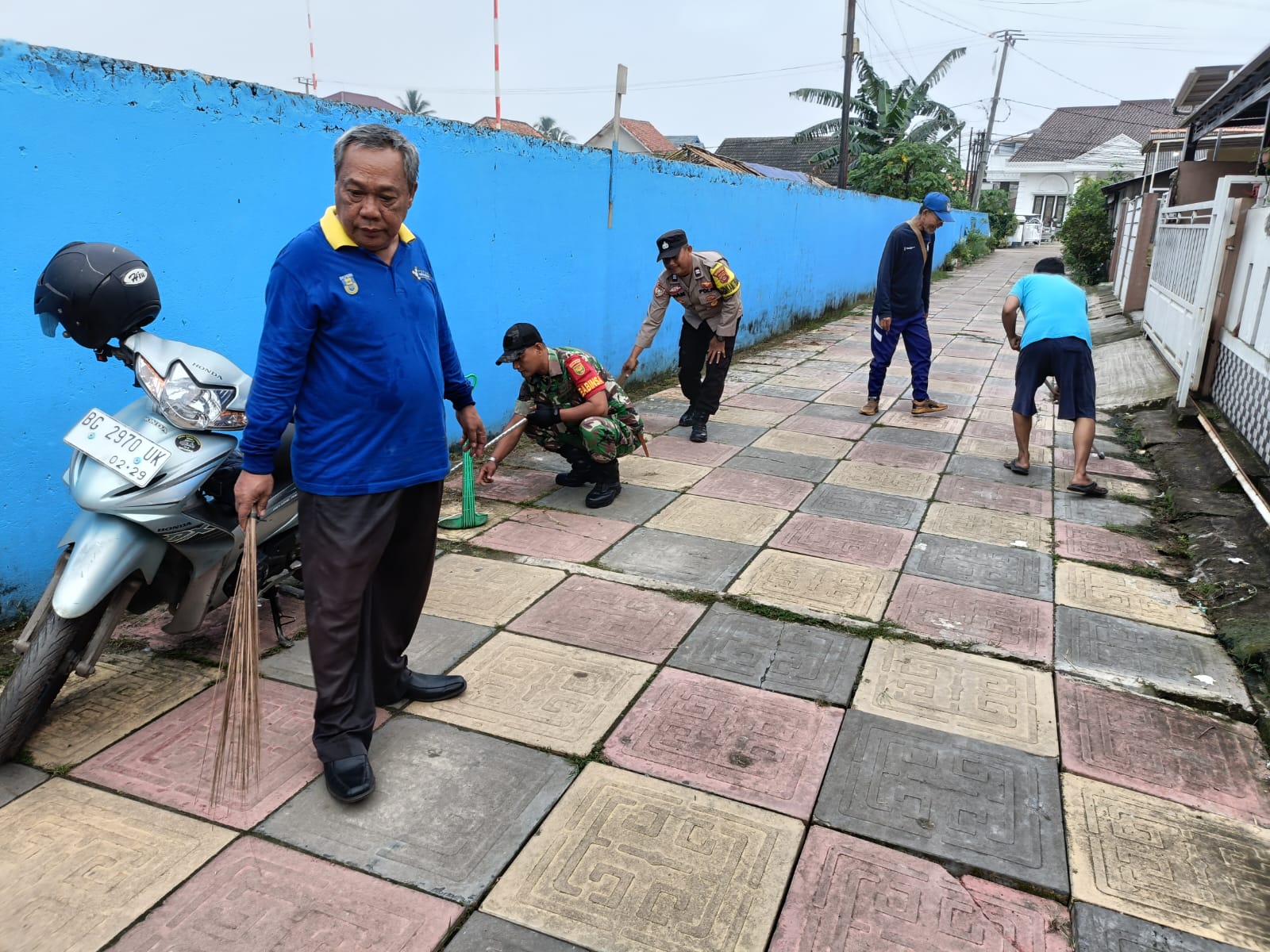 Babinsa Kel Sungai Buah Gotong Royong Bersama Staf Kelurahan Dan Warga Bersihkan Parit Dan Sampah 1