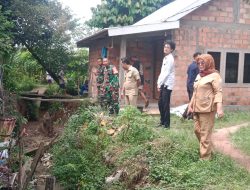 Babinsa Talang Kelapa Bersama Staf Kelurahan Monitoring Pekerjaan Drainase Dan Menghimbau Warga Agar tidak Membuang Sampah Sembarangan