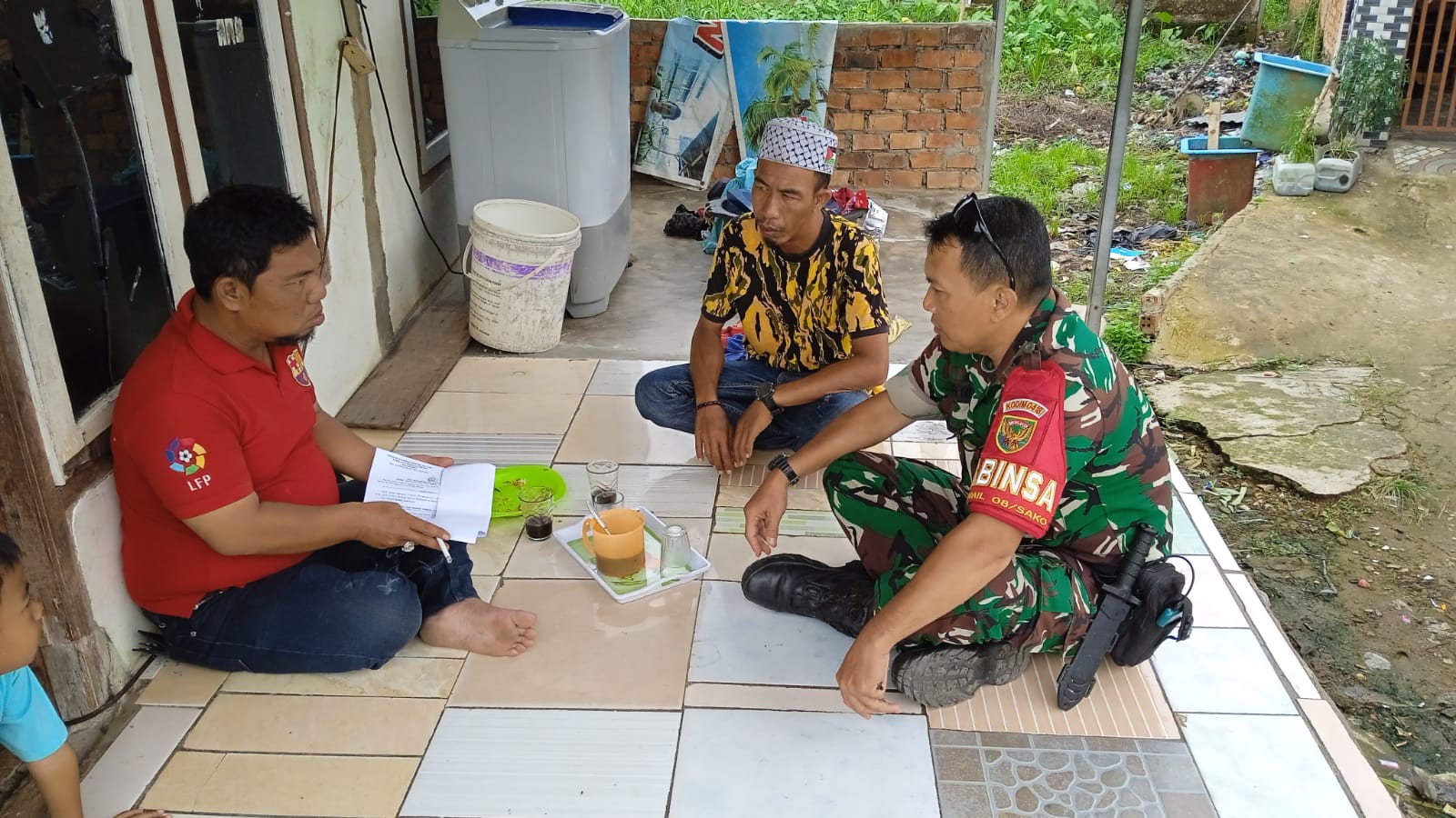 Babinsa Kel Lebung Gajah Komsos Bersama Ketua RT Dan Warga Ajak Jaga Kebersihan dan Keamanan Lingkungan 1
