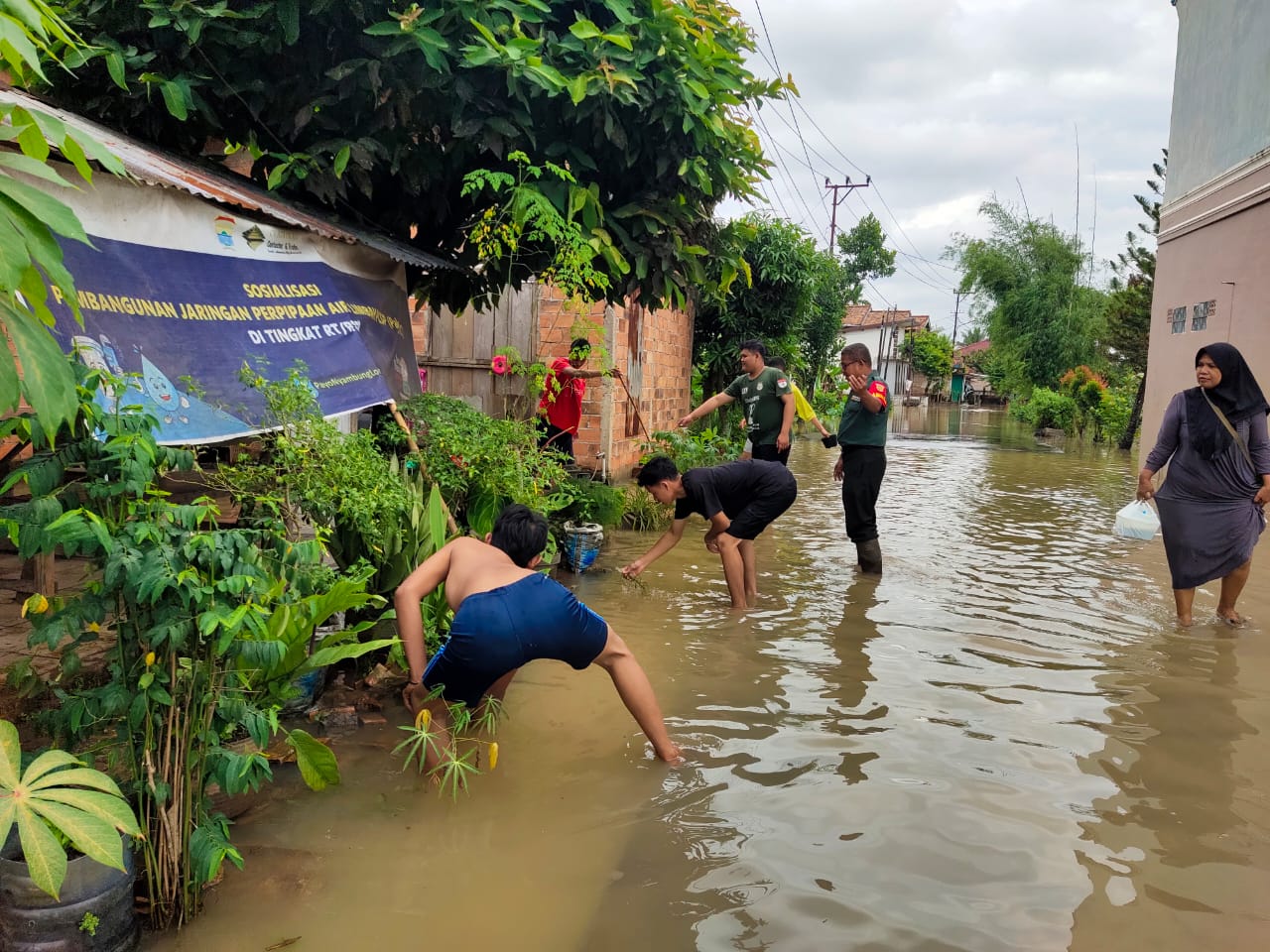 Sigap Babinsa Kel Sukodadi Bantu Bersihkan Sampah Parit Yang Mengakibatkan Banjir 1