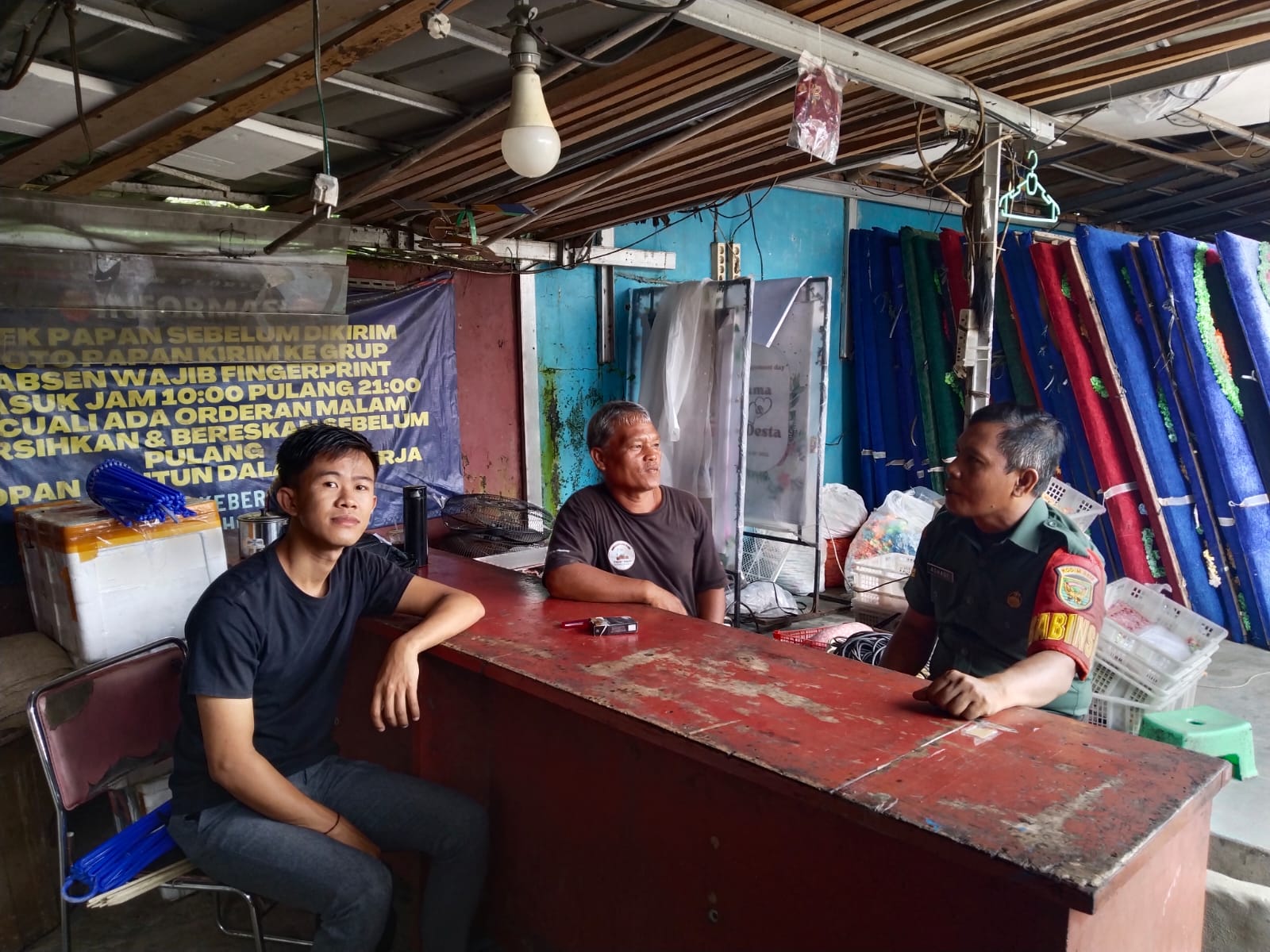 Jalin Silaturahmi Babinsa Kel Siring Agung Komsos Bersama Warga Himbau Peran Aktif Dalam Ronda Malam 1