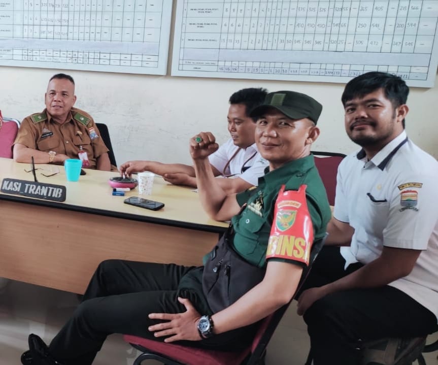 Jalin Sinergitas Babinsa Kel Sako Baru Komsos Bersama Staf Kelurahan 1