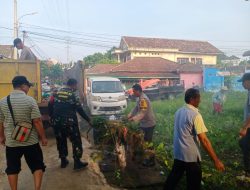 Peran Aktif Bersama Masyarakat Babinsa Sukabangun Ikut Aktif Melaksanakan Gotong Royong Tingkat Kecamatan Sukarami