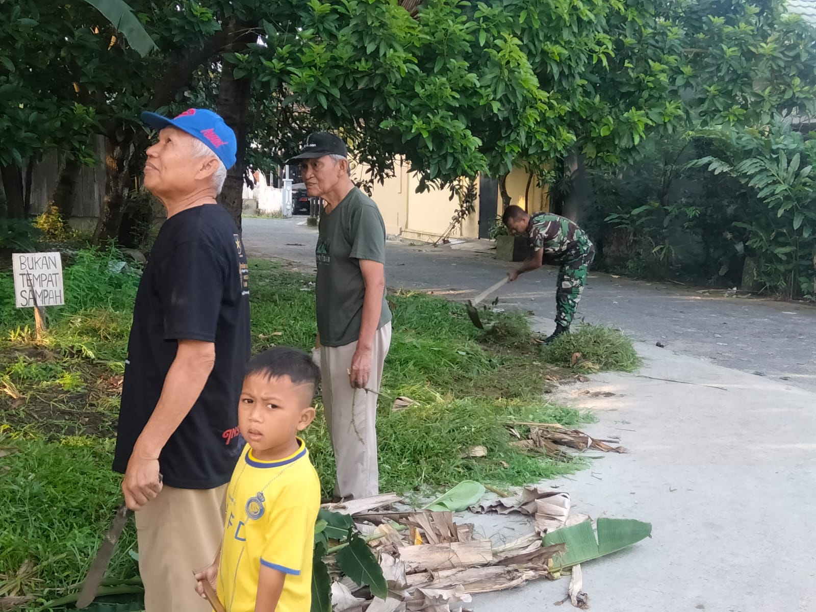 Babinsa Kel Sako Ikut Aktif Gotong Royong Bersama Tingkat Kelurahan Bersihkan Saluran Air 1