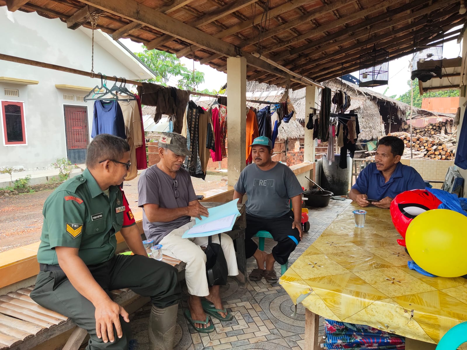 Babinsa Kel Sukodadi Komsos Bersama Ketua RT Dan Warga 1