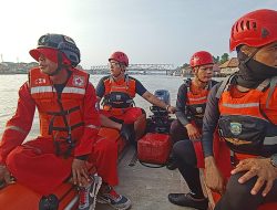 PEKERJA JEMBATAN TENGGELAM DI SUNGAI OGAN, KANTOR SAR PALEMBANG TERJUNKAN PERSONIL