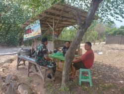 Cegah Kebakaran Hutan Babinsa Kel Sukamaju Komsos Bersama Warga Binaan
