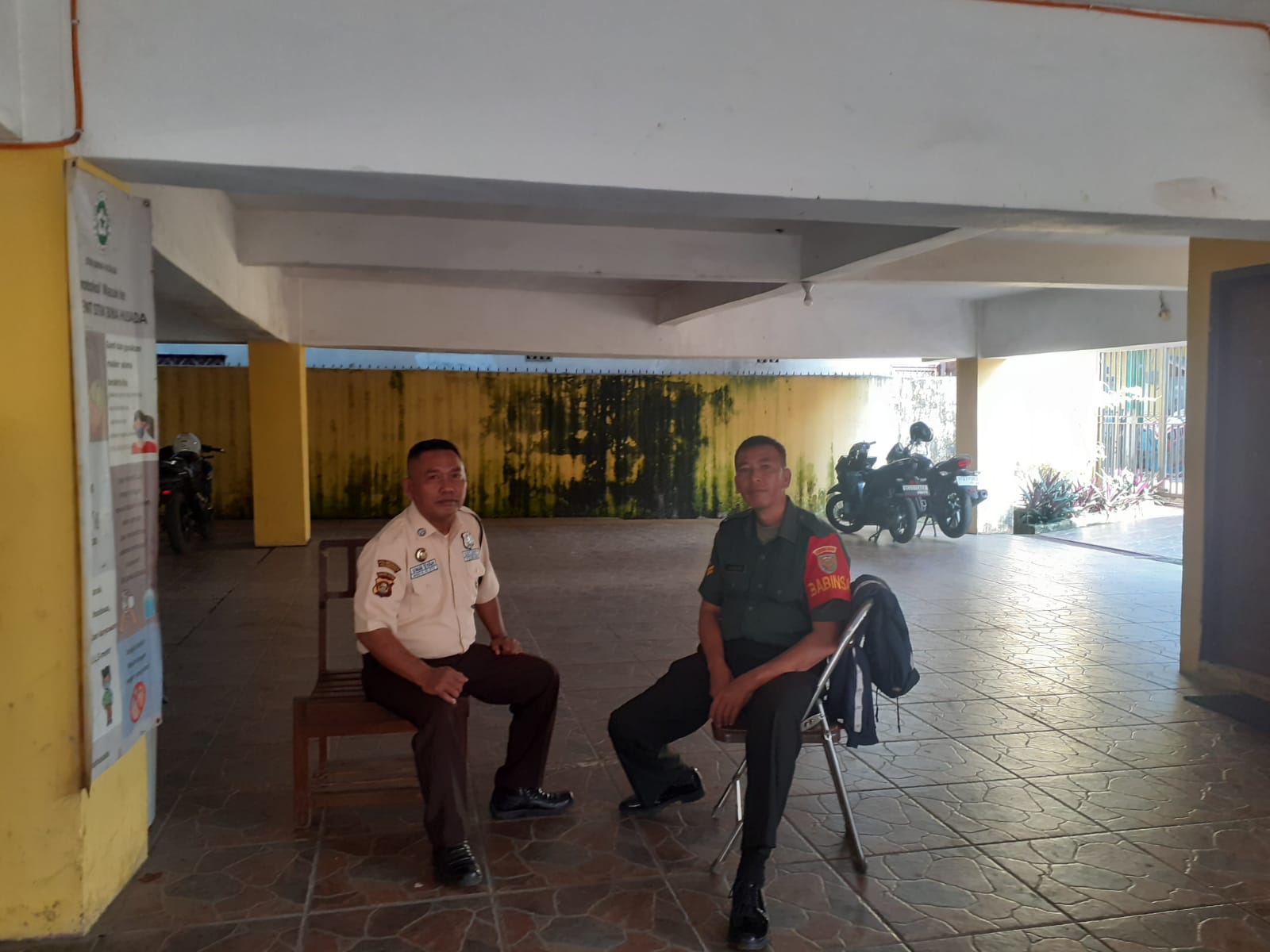 Wujudkan Lingkungan Yang Kondusif Babinsa 23 Ilir Komsos Bersama Security Bina Husada 1