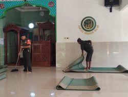 Babinsa Koramil 418-07/Sukarami Bantu Marbot Masjid Abraham Salam Bersihkan Masjid
